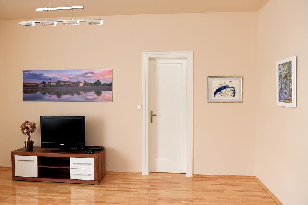 Apartman Cesaric 오시예크 외부 사진